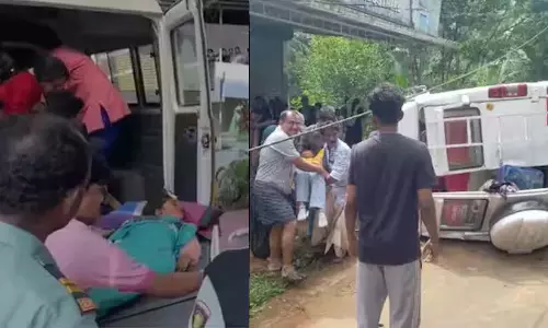 Kozhikode पर्यटक बस पलटी: छह साल की बच्ची की मौत, कई घायल Kozhikode पर्यटक बस पलटी: छह साल की बच्ची की मौत, कई घायल