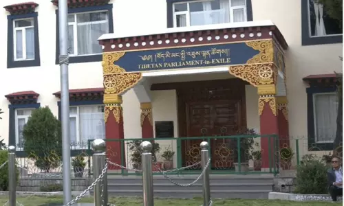 China ने लारुंग गार बौद्ध अकादमी पर सैन्य उपस्थिति बढ़ाई और नियंत्रण कड़ा किया