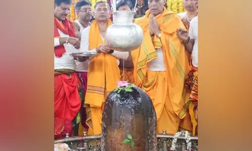 राजनाथ सिंह और सेना प्रमुख जनरल उपेंद्र द्विवेदी ने Ujjain के महाकालेश्वर मंदिर में पूजा-अर्चना की राजनाथ सिंह और सेना प्रमुख जनरल उपेंद्र द्विवेदी ने Ujjain के महाकालेश्वर मंदिर में पूजा-अर्चना की