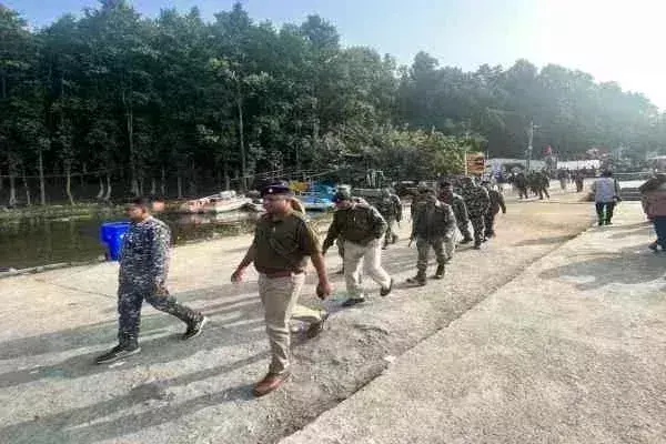 Chandil : नववर्ष के मद्देनजर पुलिस ने पिकनिक स्थलों पर किया पैदल मोर्चा Chandil : नववर्ष के मद्देनजर पुलिस ने पिकनिक स्थलों पर किया पैदल मोर्चा