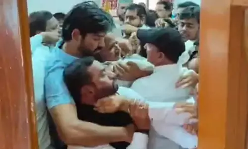 CG BREAKING: वक्फ बोर्ड की प्रेसवार्ता में भिड़े दो पक्ष, चली लाठियां CG BREAKING: वक्फ बोर्ड की प्रेसवार्ता में भिड़े दो पक्ष, चली लाठियां