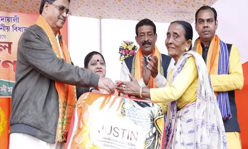 Tripura के मुख्यमंत्री ने सर्दी के बीच जरूरतमंदों को कंबल और गर्म कपड़े वितरित किए