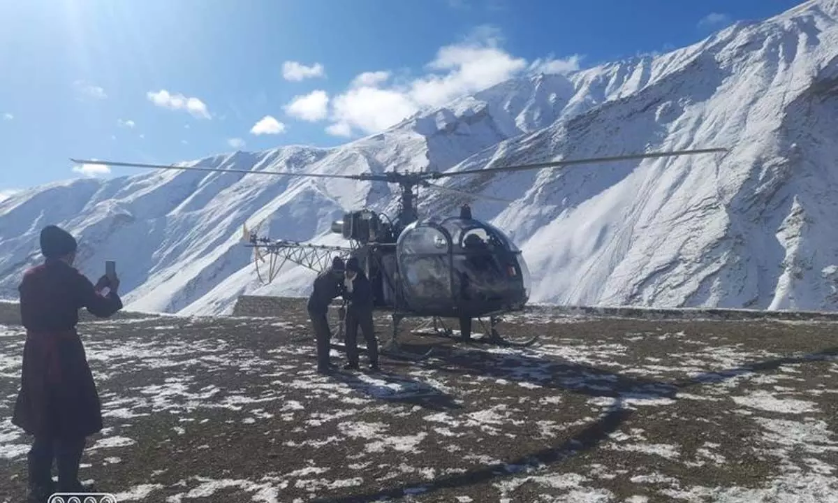 J&K: भारतीय वायुसेना के हेलीकॉप्टरों ने लेह के सुदूर गांवों में आवश्यक सामग्री पहुंचाई