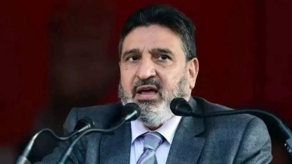 अल्ताफ बुखारी ऑनलाइन जुए के खतरे से चिंतित अल्ताफ बुखारी ऑनलाइन जुए के खतरे से चिंतित