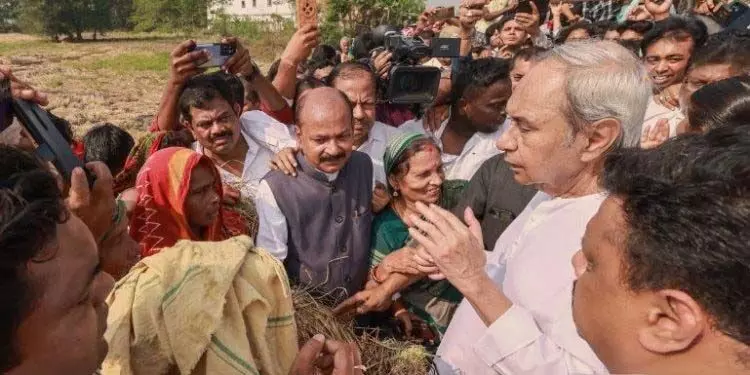 Odisha नवीन पटनायक ने फसल नुकसान का जायजा लेने के लिए क्षेत्र का दौरा किया