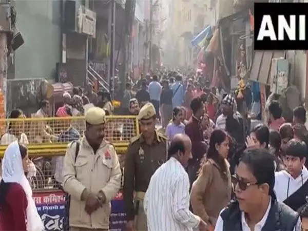 Varanasi में नए साल से पहले भारी भीड़ उमड़ी, पुलिस ने सुरक्षा उपाय मजबूत किए