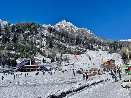 नए साल के जश्न के साथ Shimla में पर्यटकों की बाढ़ आ गई