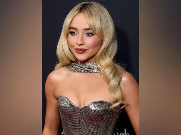 Sabrina Carpenter ने अपने कॉफ़ी एंथम एस्प्रेसो और आगामी प्रोजेक्ट्स पर विचार किया