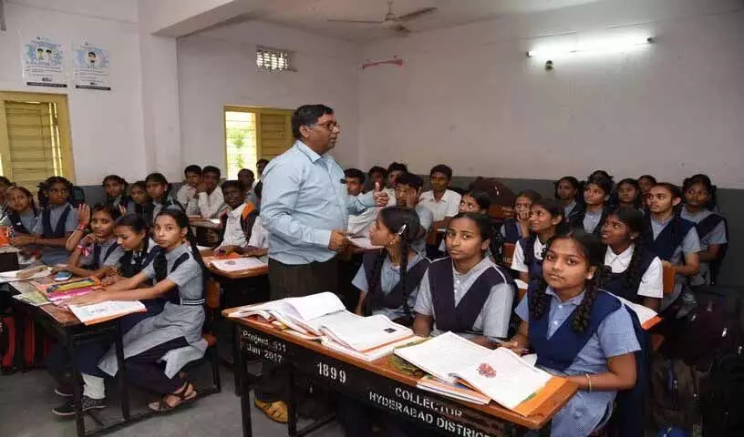 सरकारी School में 2024 तक फूड पॉइजनिंग और सांप के काटने की घटनाएं होंगी