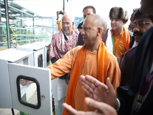 CM Yogi Adityanath एक महीने में 5वीं बार प्रयागराज पहुंचे, महाकुंभ 2025 की तैयारियों का लिया जायजा