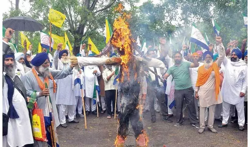 Punjab: मांगों को लेकर किसानों ने केंद्र का पुतला जलाया