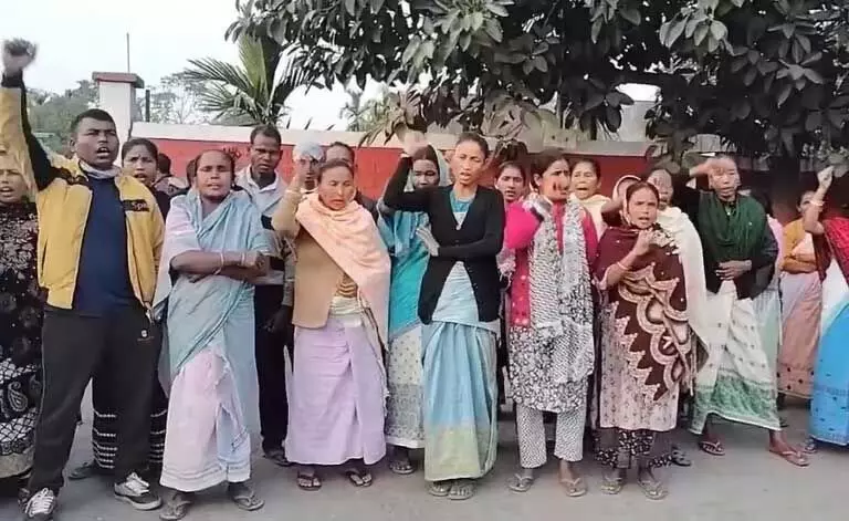 Assam : फतेहाबाद चाय बागान के श्रमिकों ने बकाया भुगतान को लेकर किया विरोध प्रदर्शन