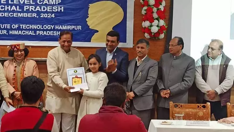 Hamirpur की ओजस्वी राष्ट्रीय विज्ञान मैराथन के लिए चुनी गईं