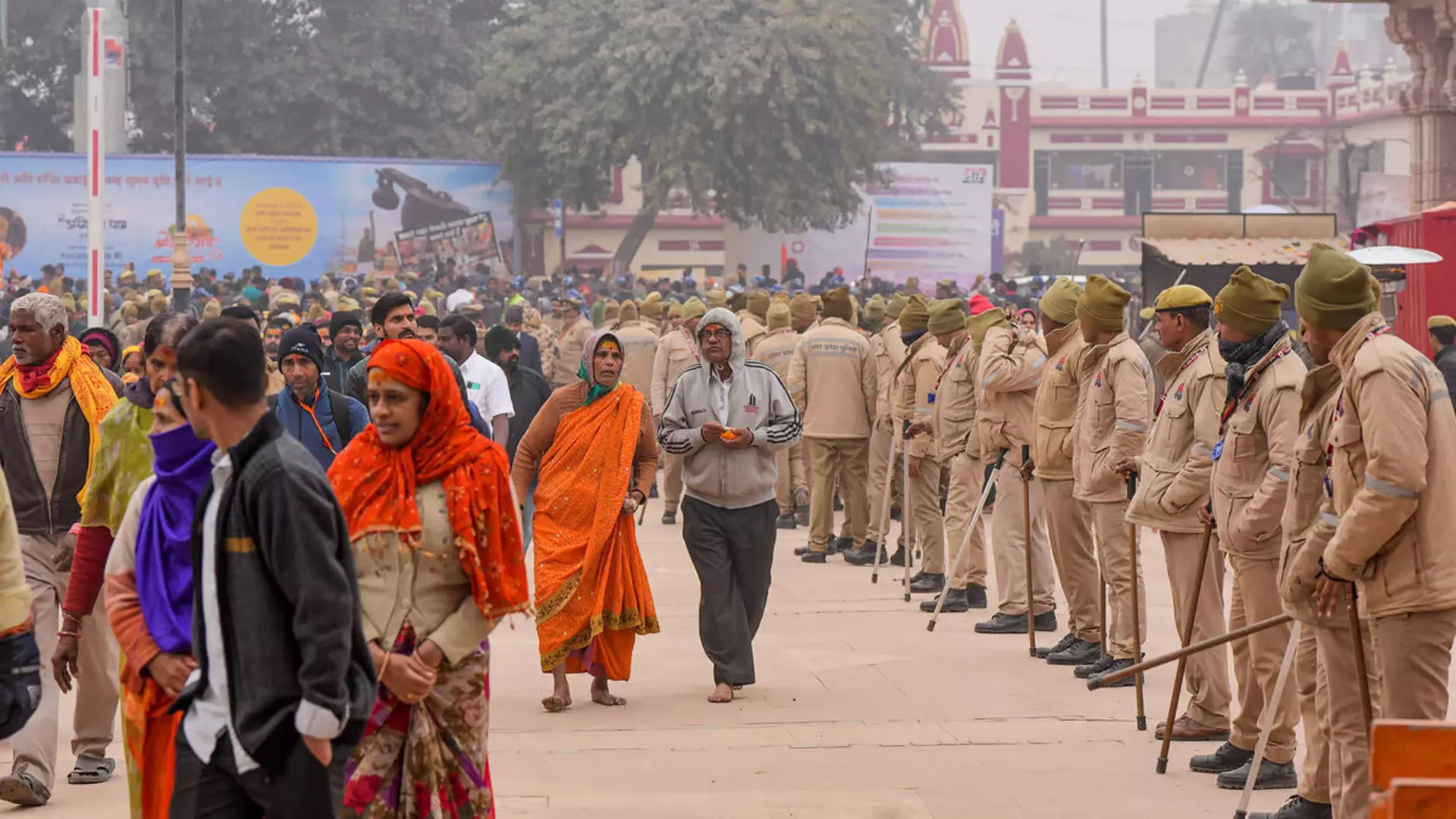 Uttar Pradesh के धार्मिक स्थल नए साल के जश्न के लिए श्रद्धालुओं से खचाखच भरे