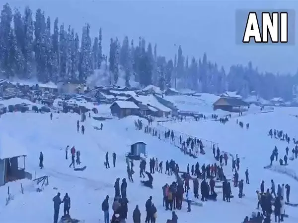 Gulmarg में नए साल के जश्न के लिए पर्यटकों का आना जारी