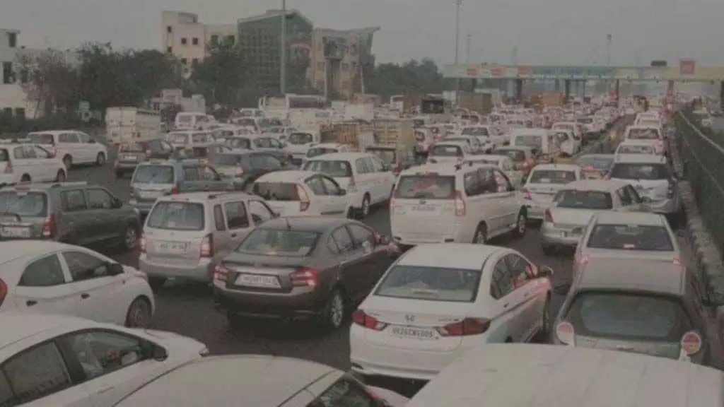 Samruddhi Highway: समृद्धि हाईवे पर अचानक 50 गाड़ियां पंचर हो गईं