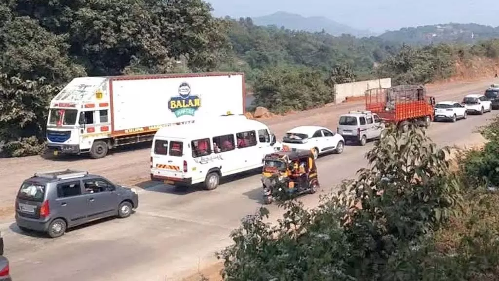 Ratnagiri: मुंबई-गोवा राजमार्ग पर वाहनों की कतारें, पर्यटकों को बड़ी परेशानी