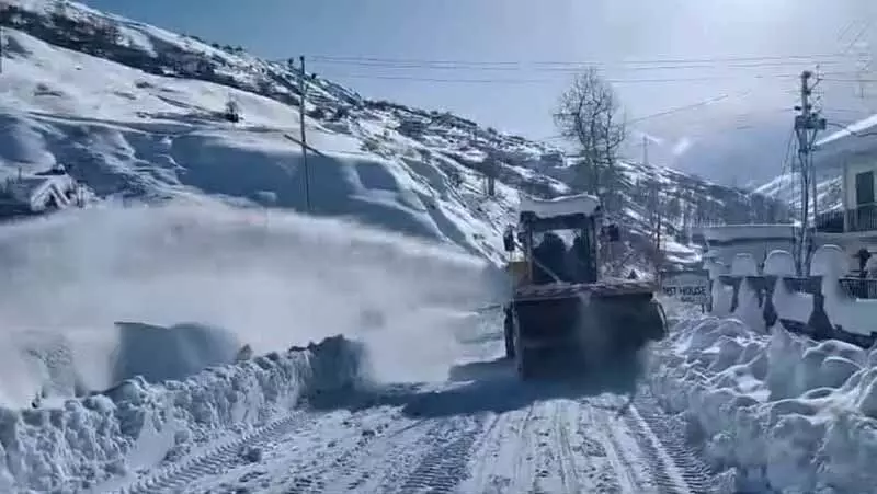 Lahaul-Spiti जिले में प्रमुख सड़कों पर बर्फ हटाने का अभियान तेज