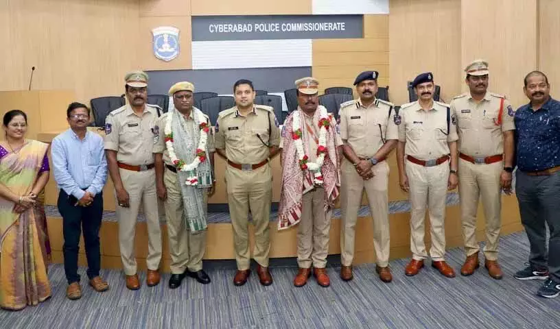 दो पुलिस कर्मी सेवा से सेवानिवृत्त हुए, Cyberabad Police आयुक्त ने उन्हें योगदान देने में मदद की