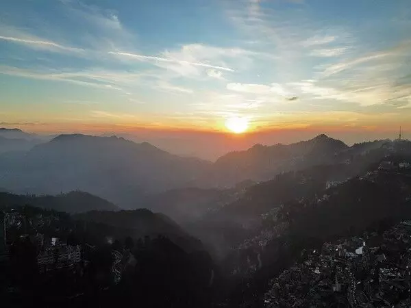 Shimla में प्राकृतिक सौंदर्य के बीच 2025 का इंतजार कर रहे हैं पर्यटक