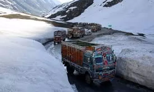 Snowfall: श्रीनगर-लद्दाख राजमार्ग एकतरफा यात्री यातायात के लिए फिर से खुला Snowfall: श्रीनगर-लद्दाख राजमार्ग एकतरफा यात्री यातायात के लिए फिर से खुला