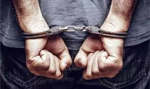 SRINAGAR पुलिस ने तीन मादक पदार्थ तस्करों को गिरफ्तार किया, प्रतिबंधित सामग्री जब्त