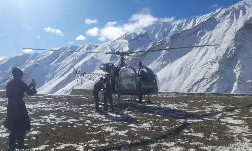 J&K: भारतीय वायुसेना के हेलीकॉप्टरों ने लेह के सुदूर गांवों में आवश्यक सामग्री पहुंचाई