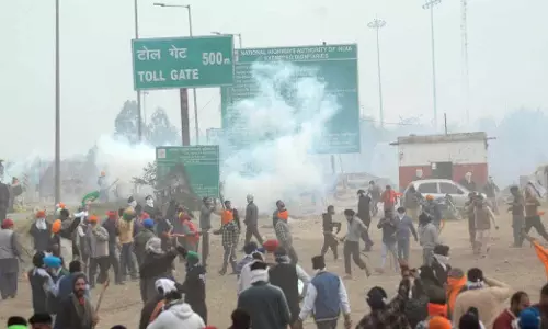 Punjab बंद से यातायात प्रभावित, किसानों ने कई जगहों पर सड़कें जाम कीं, रेल, बस सेवा स्थगित Punjab बंद से यातायात प्रभावित, किसानों ने कई जगहों पर सड़कें जाम कीं, रेल, बस सेवा स्थगित