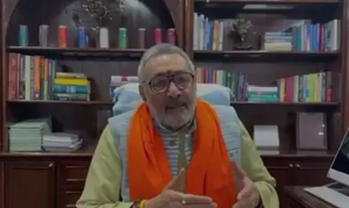 गिरगिट से भी ज्यादा रंग बदलते हैं अरविंद केजरीवाल : गिरिराज सिंह गिरगिट से भी ज्यादा रंग बदलते हैं अरविंद केजरीवाल : गिरिराज सिंह