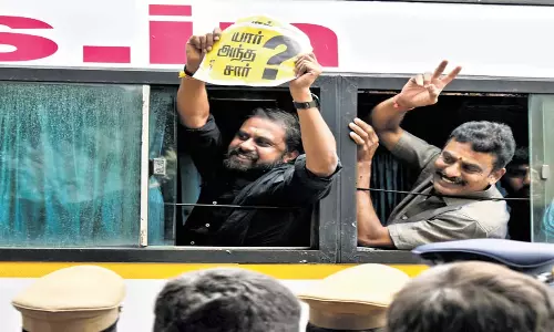 Tamil Nadu: न्याय की मांग को लेकर अन्नाद्रमुक कार्यकर्ताओं ने राज्यव्यापी आंदोलन किया Tamil Nadu: न्याय की मांग को लेकर अन्नाद्रमुक कार्यकर्ताओं ने राज्यव्यापी आंदोलन किया