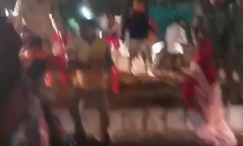 महिलाओं ने ओबीसी समाज के जिला उपाध्यक्ष को दौड़ा दौड़ाकर पीटा महिलाओं ने ओबीसी समाज के जिला उपाध्यक्ष को दौड़ा दौड़ाकर पीटा