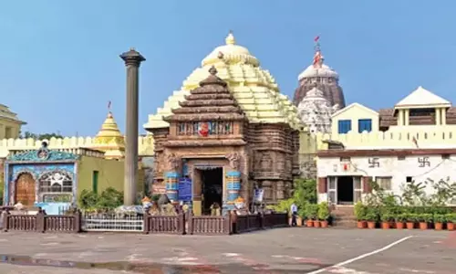 Odisha: पुरी जगन्नाथ मंदिर में भारी भीड़ एक चुनौती बन गई Odisha: पुरी जगन्नाथ मंदिर में भारी भीड़ एक चुनौती बन गई