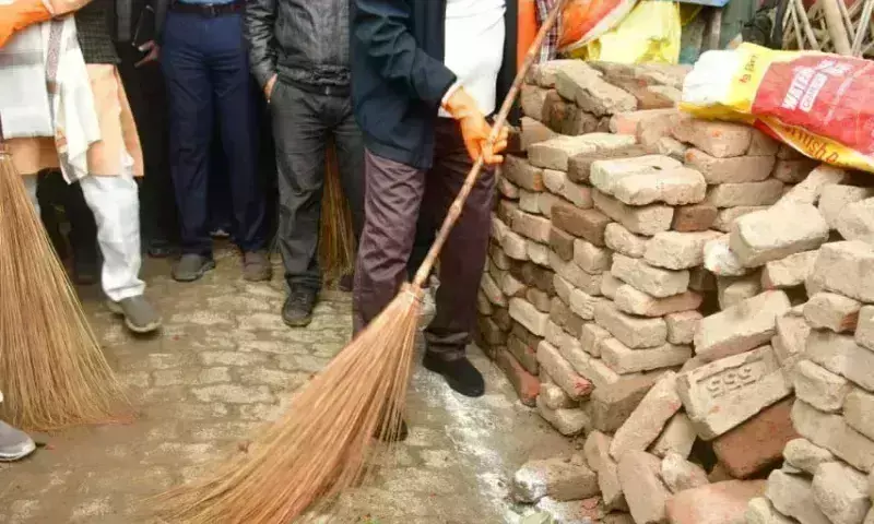 Prayagraj: नगर विकास मंत्री ने स्वच्छता महाभियान में झाडू लगाकर किया श्रमदान Prayagraj: नगर विकास मंत्री ने स्वच्छता महाभियान में झाडू लगाकर किया श्रमदान
