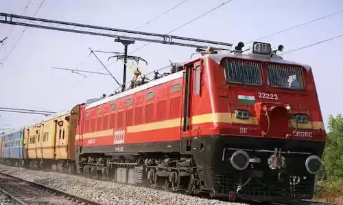 RPF जवान ने की बुजुर्ग महिला की मदद RPF जवान ने की बुजुर्ग महिला की मदद