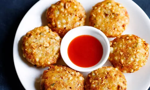 साबूदाना वड़ा: यह व्यंजन खास तौर पर व्रत और त्यौहारों पर बनाया जाता है