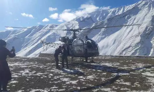 भारतीय वायुसेना के हेलीकॉप्टरों ने Leh के सुदूर गांवों में आवश्यक सामग्री पहुंचाई