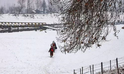 Gulmarg-Pahalgam शीतलहर की चपेट में, शेष घाटी में खराब मौसम से राहत Gulmarg-Pahalgam शीतलहर की चपेट में, शेष घाटी में खराब मौसम से राहत