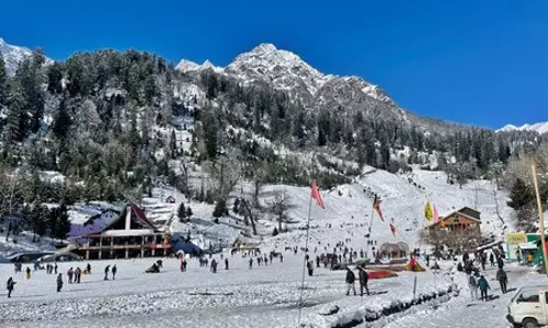 नए साल के जश्न के साथ Shimla में पर्यटकों की बाढ़ आ गई नए साल के जश्न के साथ Shimla में पर्यटकों की बाढ़ आ गई