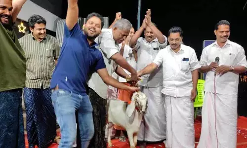 Kerala : इडुक्की के ग्रामीणों ने कैंसर पीड़ित दोस्त की मदद के लिए Kerala : इडुक्की के ग्रामीणों ने कैंसर पीड़ित दोस्त की मदद के लिए