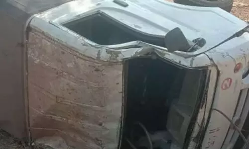 स्कूल गाड़ी पलटने से बच्चे की मौत, कई घायल