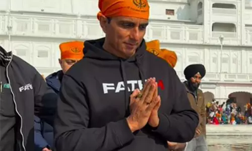 फतेह की रिलीज से पहले Sonu Sood ने स्वर्ण मंदिर में मत्था टेका