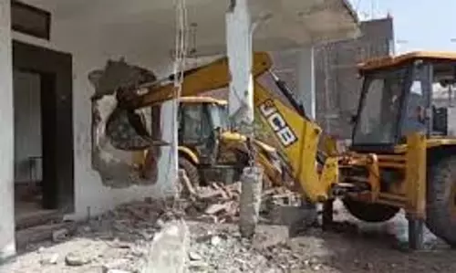 Allahabad: एसआरएन अस्पताल का रास्ता बनाने को घरों पर चला बुलडोजर