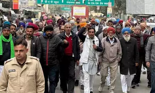 पर्याप्त जलापूर्ति की मांग को लेकर किसानों ने DC office के बाहर किया प्रदर्शन पर्याप्त जलापूर्ति की मांग को लेकर किसानों ने DC office के बाहर किया प्रदर्शन