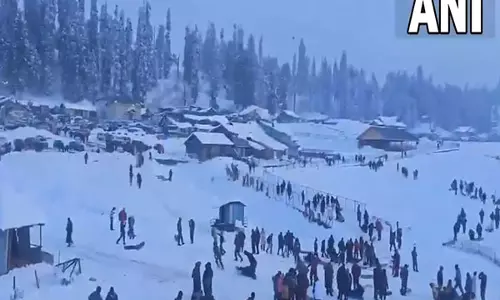 J-K: गुलमर्ग में नए साल के जश्न के लिए पर्यटकों का आना जारी J-K: गुलमर्ग में नए साल के जश्न के लिए पर्यटकों का आना जारी