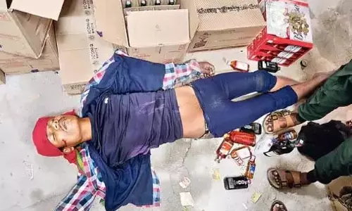 Narsingi: शराब की दुकान के अंदर नशे में धुत चोर बेहोश मिला