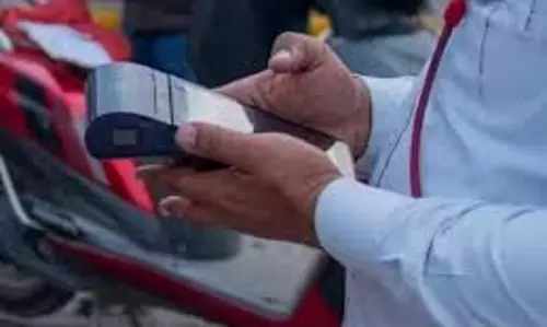 NCR Ghaziabad: यातायात पुलिस ने विपरीत दिशा में वाहन चलाने पर 17 का चालान काटा
