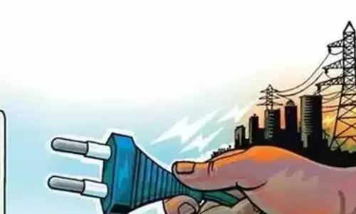 Kanpur: चोरी की बिजली से चार्ज किए जा रहे 25 ई-रिक्शे पकड़ा Kanpur: चोरी की बिजली से चार्ज किए जा रहे 25 ई-रिक्शे पकड़ा
