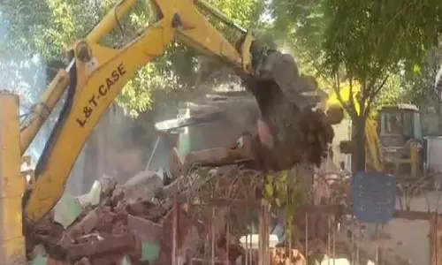 Jhansi: विभागीय दस्ते ने अवैध निर्माण पर चलाया बुलडोजर Jhansi: विभागीय दस्ते ने अवैध निर्माण पर चलाया बुलडोजर
