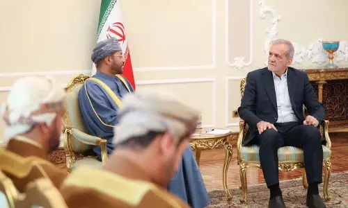 Iranian राष्ट्रपति ने ईरान-ओमान सहयोग से क्षेत्रीय शांति बढ़ाने का आग्रह किया Iranian राष्ट्रपति ने ईरान-ओमान सहयोग से क्षेत्रीय शांति बढ़ाने का आग्रह किया
