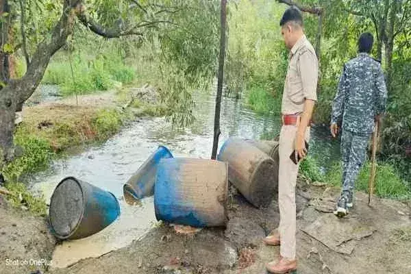 Chandil: अवैध महुआ शराब को पुलिस ने किया ध्वस्त Chandil: अवैध महुआ शराब को पुलिस ने किया ध्वस्त
